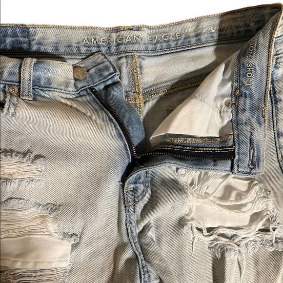 😊 3/$30 
AE Mom Short Sz 4 light denim distressed, high waisted EUC - Picture 4 of 16